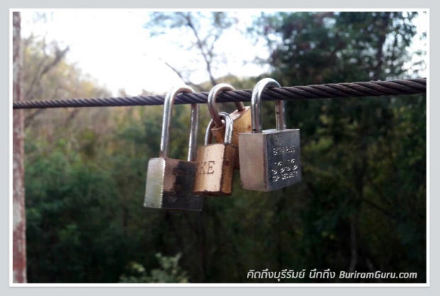 คู่รักคล้องแม่กุญแจขอรักเหนียวแน่นบน..สะพานแขวนลาวา บุรีรัมย์