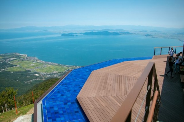 จุดชมวิวใหม่ของญี่ปุ่น “Infinity Lounge” ธรรมชาติที่รายล้อมไปด้วยทะเลสาบ