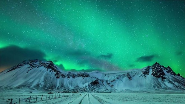 ชมแสงเหนือ! AURORA BOREALIS เหนือเกาะกรีนแลนด์และไอซ์แลนด์สวยที่สุดในโลก