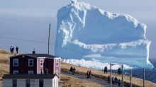 ตื่นตะลึง! นักท่องเที่ยวแห่ชม ภูเขาน้ำแข็งขนาดยักษ์ ในแคนาดา!