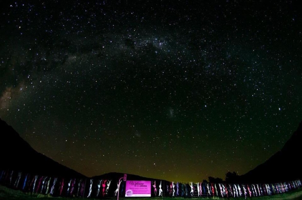 “รั้วเสื้อยกทรง” สถานที่ท่องเที่ยวสุดแปลกในนิวซีแลนด์ มีบราเกือบ 10,000 ชิ้น?!!