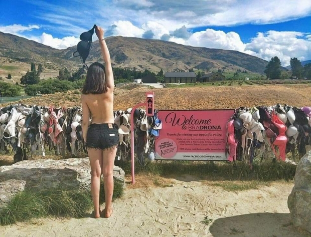 “รั้วเสื้อยกทรง” สถานที่ท่องเที่ยวสุดแปลกในนิวซีแลนด์ มีบราเกือบ 10,000 ชิ้น?!!